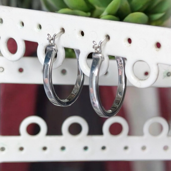 Fashion Elegant Silver Hoop Earrings (EUC) - Picture 4 of 4